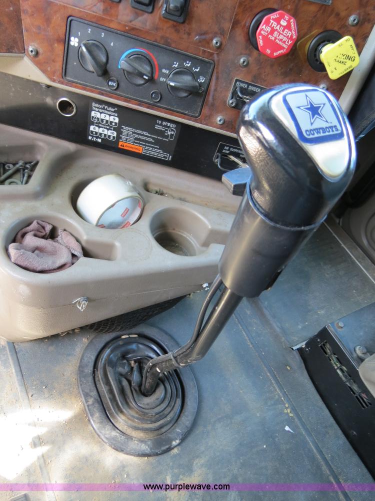 image for item B4510 2006 International 9400i semi truck