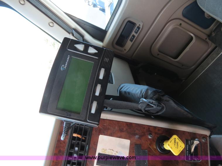 image for item B4510 2006 International 9400i semi truck