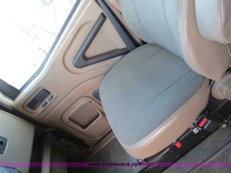 image for item B4510 2006 International 9400i semi truck