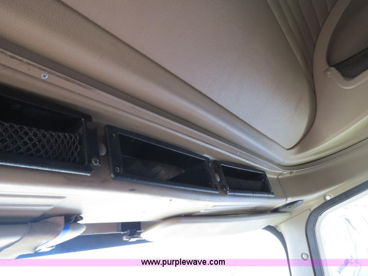 image for item B4510 2006 International 9400i semi truck