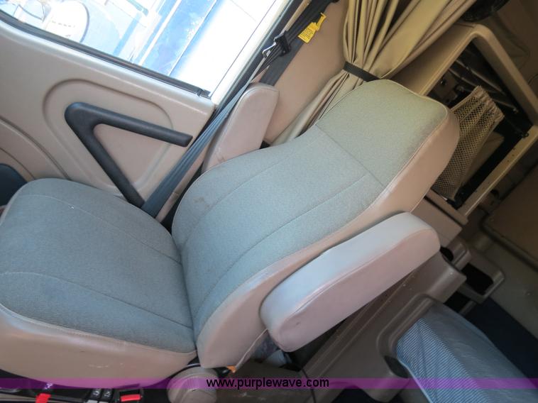 image for item B4510 2006 International 9400i semi truck