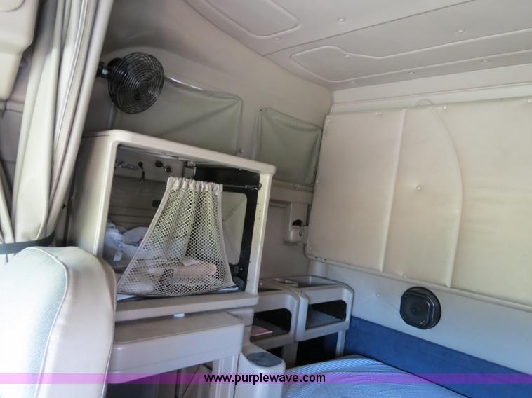 image for item B4510 2006 International 9400i semi truck