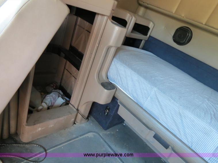 image for item B4510 2006 International 9400i semi truck