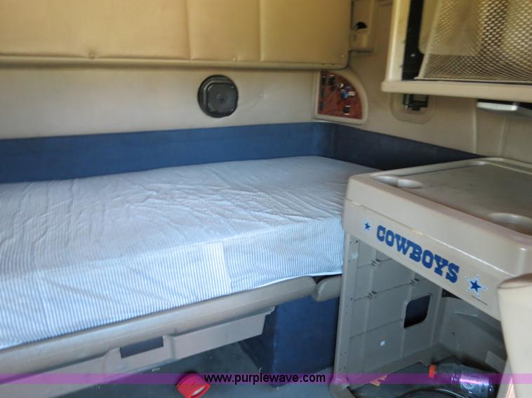 image for item B4510 2006 International 9400i semi truck