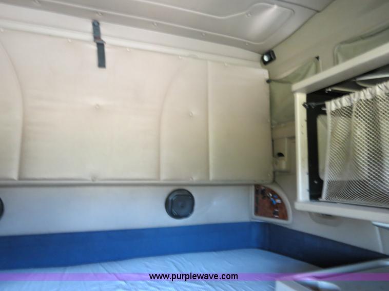 image for item B4510 2006 International 9400i semi truck