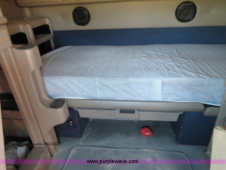 image for item B4510 2006 International 9400i semi truck