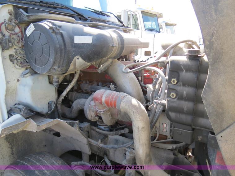 image for item B4510 2006 International 9400i semi truck