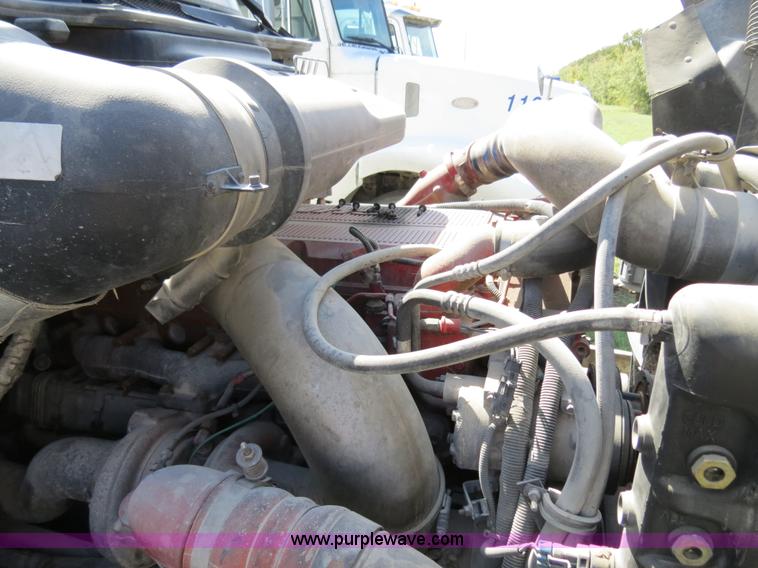 image for item B4510 2006 International 9400i semi truck