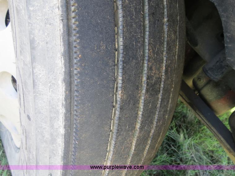 image for item B4510 2006 International 9400i semi truck