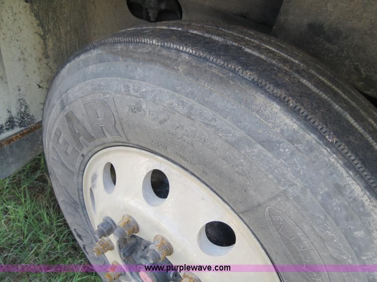 image for item B4510 2006 International 9400i semi truck