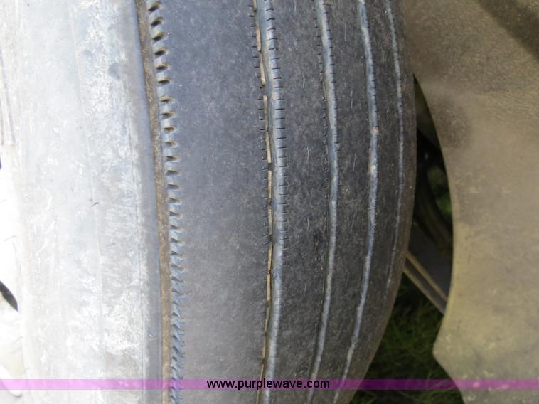 image for item B4510 2006 International 9400i semi truck