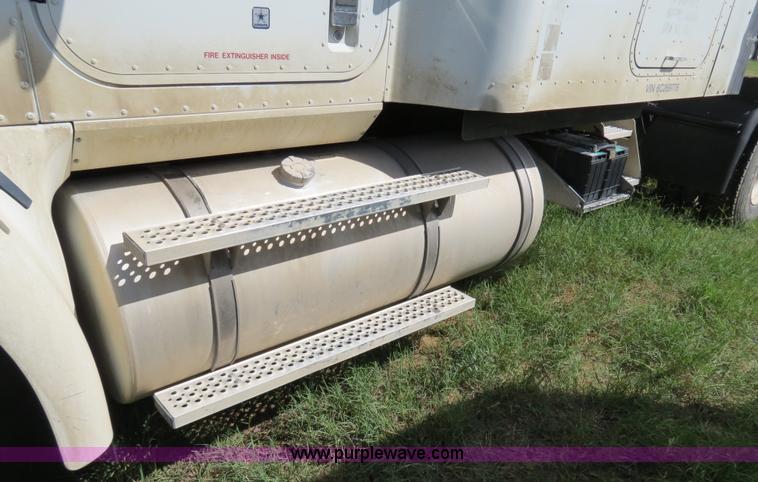 image for item B4510 2006 International 9400i semi truck