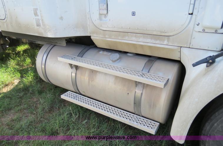 image for item B4510 2006 International 9400i semi truck