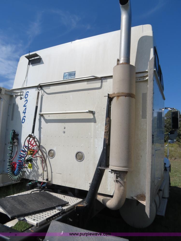 image for item B4510 2006 International 9400i semi truck