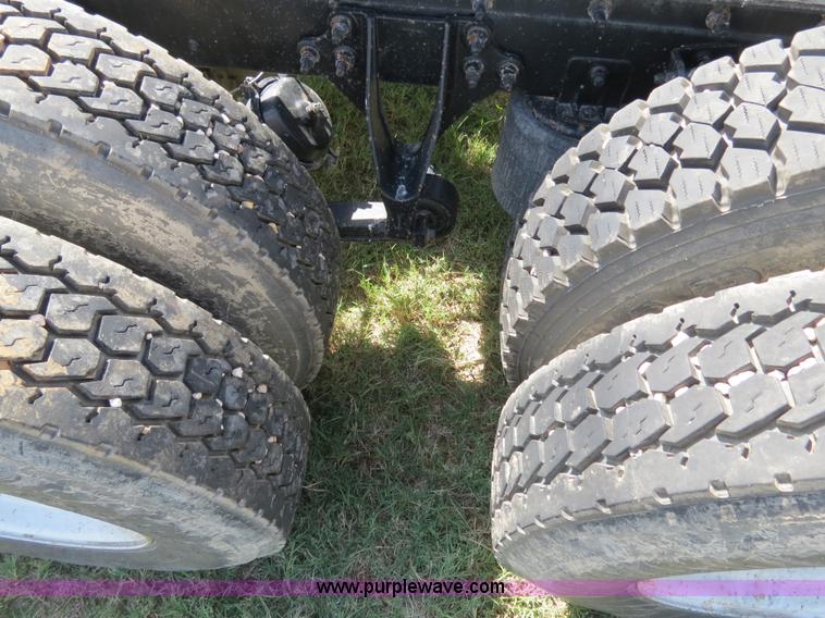 image for item B4510 2006 International 9400i semi truck