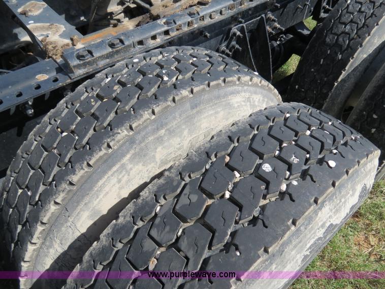 image for item B4510 2006 International 9400i semi truck