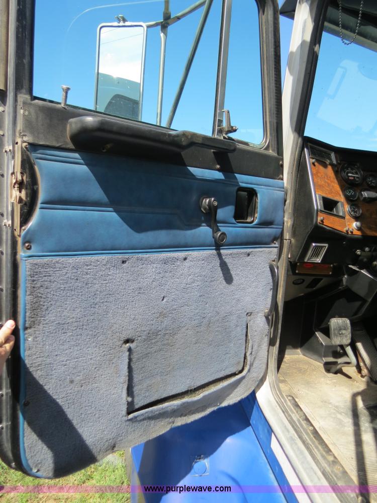 image for item B4511 1998 Peterbilit 377 semi truck