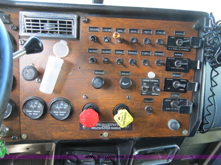 image for item B4511 1998 Peterbilit 377 semi truck