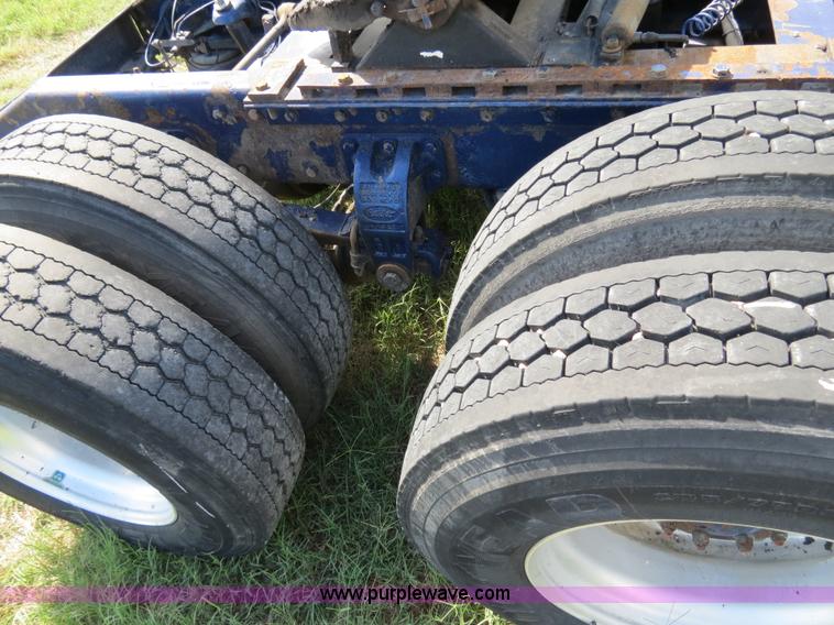 image for item B4511 1998 Peterbilit 377 semi truck