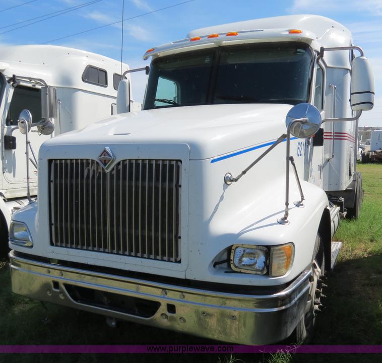 image for item B4512 2005 International 9400i semi truck