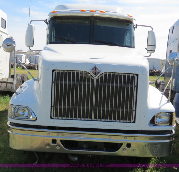 image for item B4512 2005 International 9400i semi truck