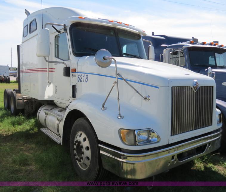 image for item B4512 2005 International 9400i semi truck