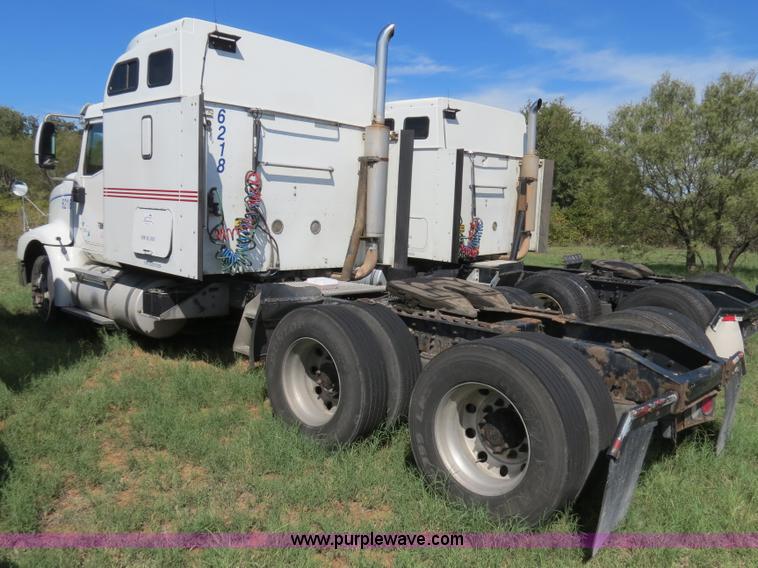 image for item B4512 2005 International 9400i semi truck
