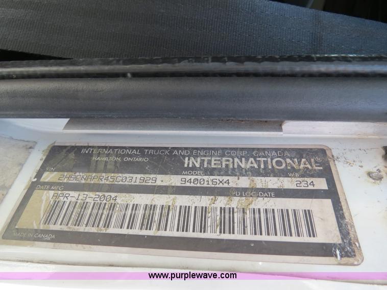 image for item B4512 2005 International 9400i semi truck