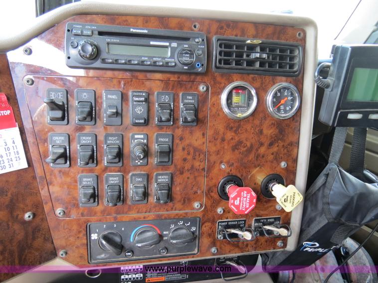 image for item B4512 2005 International 9400i semi truck