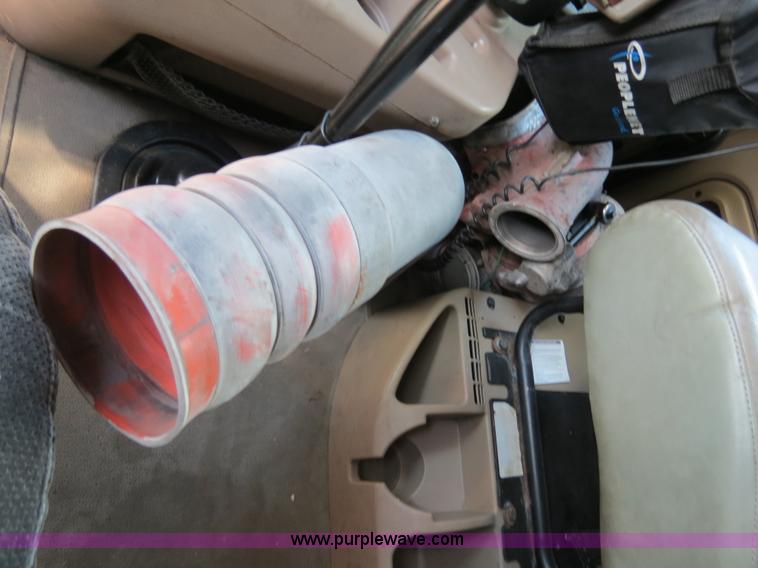 image for item B4512 2005 International 9400i semi truck