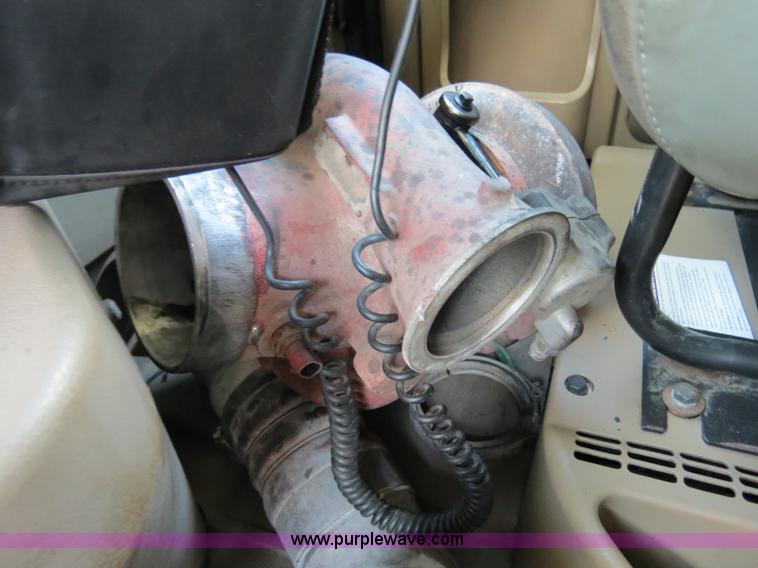 image for item B4512 2005 International 9400i semi truck