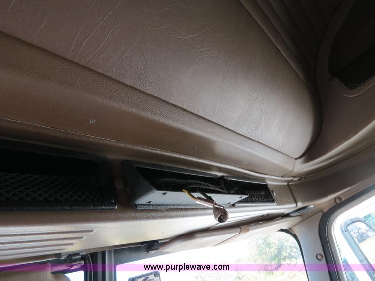 image for item B4512 2005 International 9400i semi truck