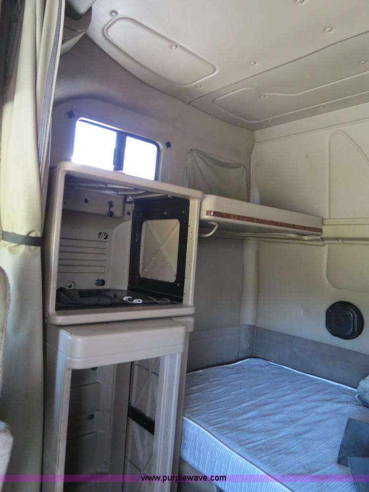 image for item B4512 2005 International 9400i semi truck