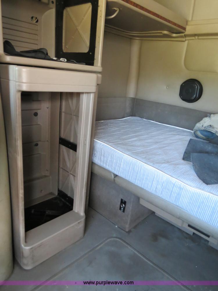 image for item B4512 2005 International 9400i semi truck