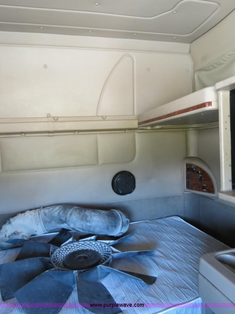 image for item B4512 2005 International 9400i semi truck