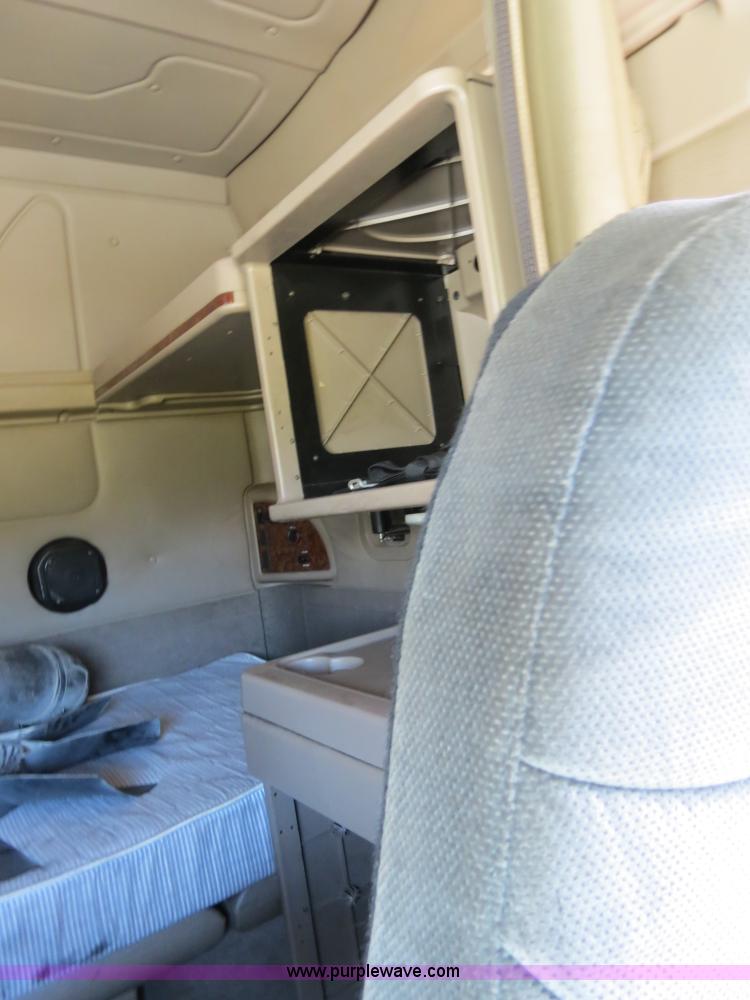 image for item B4512 2005 International 9400i semi truck