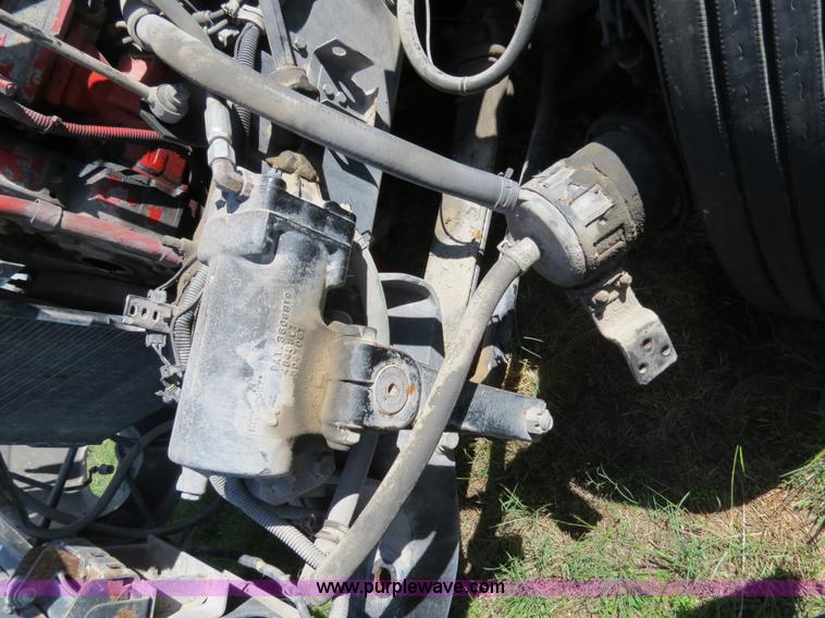 image for item B4512 2005 International 9400i semi truck