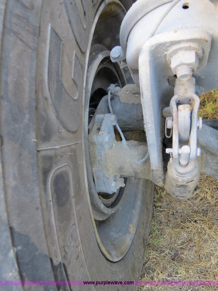 image for item B4512 2005 International 9400i semi truck