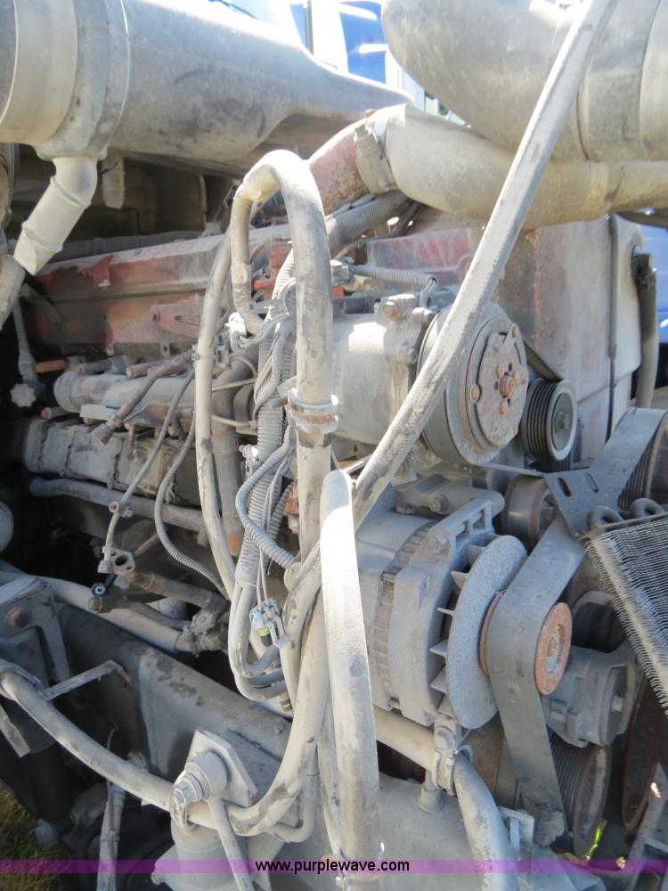 image for item B4512 2005 International 9400i semi truck