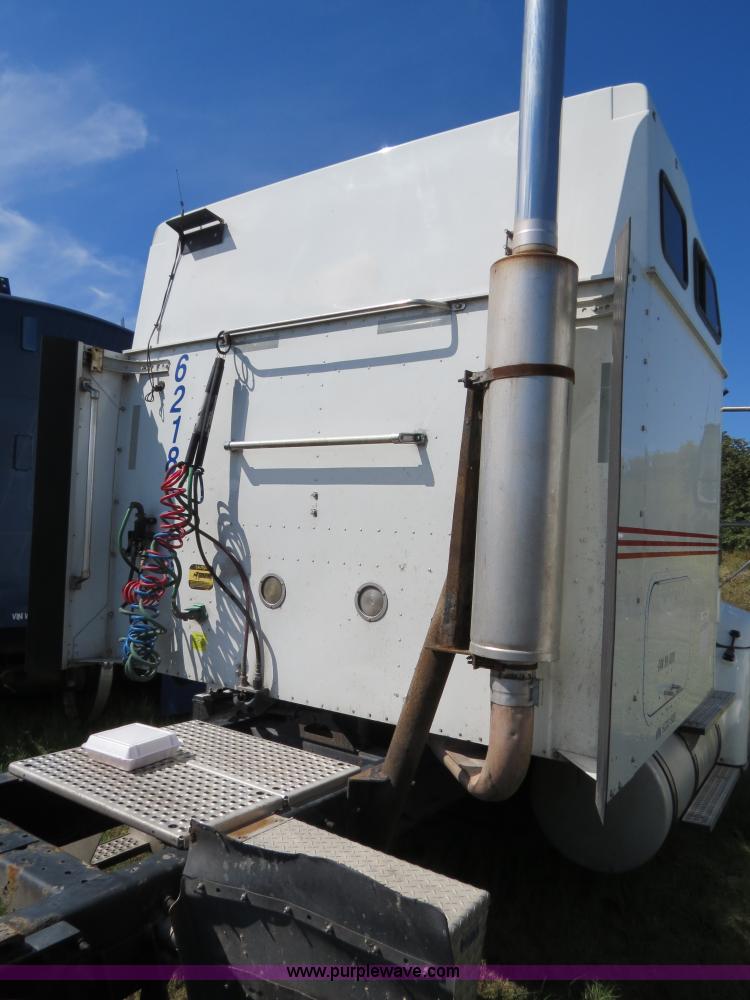 image for item B4512 2005 International 9400i semi truck