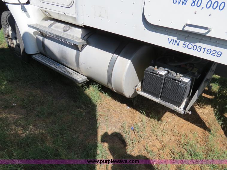 image for item B4512 2005 International 9400i semi truck