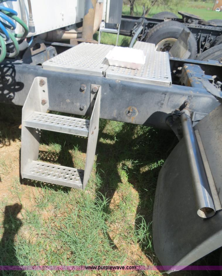 image for item B4512 2005 International 9400i semi truck