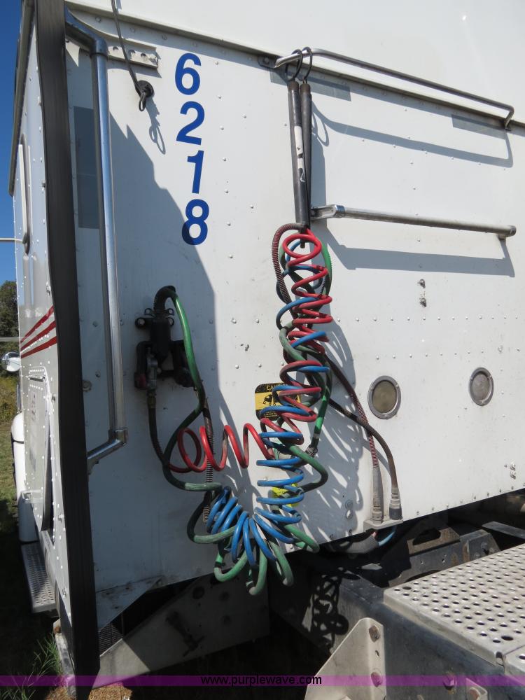 image for item B4512 2005 International 9400i semi truck