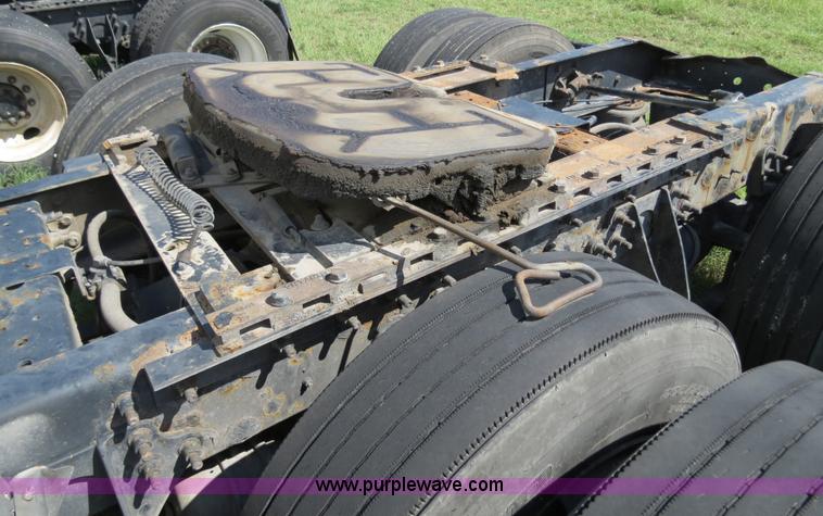 image for item B4512 2005 International 9400i semi truck