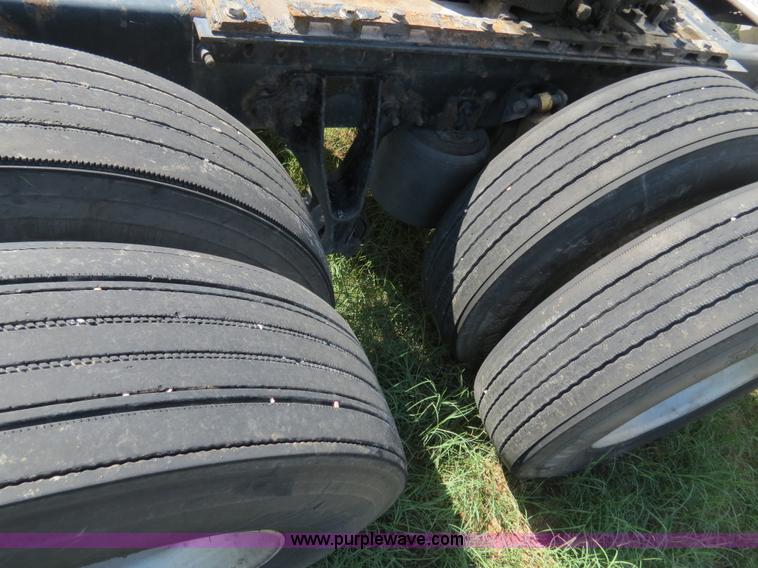 image for item B4512 2005 International 9400i semi truck