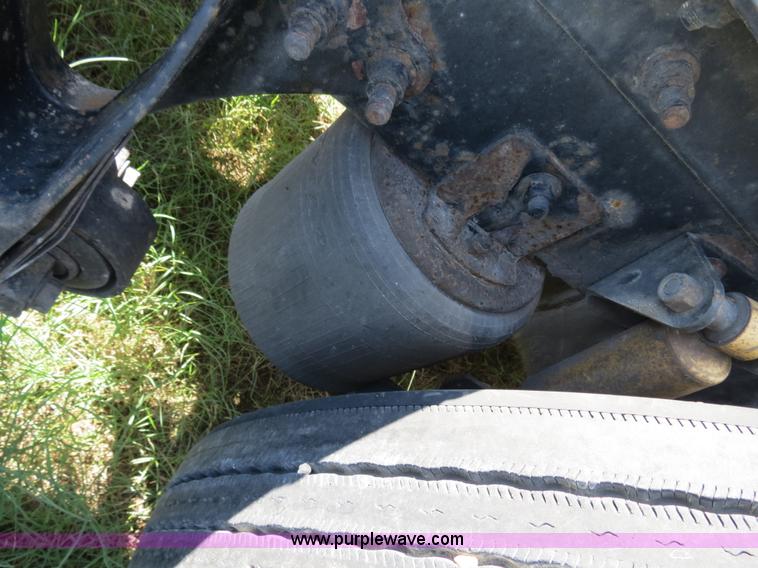 image for item B4512 2005 International 9400i semi truck