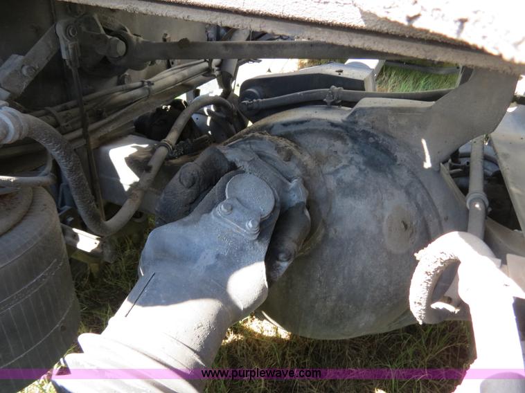 image for item B4512 2005 International 9400i semi truck