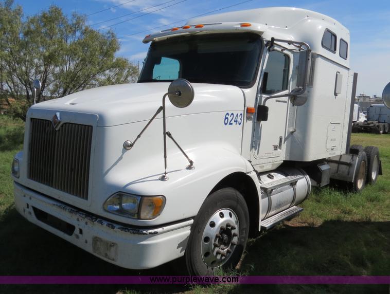 image for item B4513 2006 International 9400i semi truck