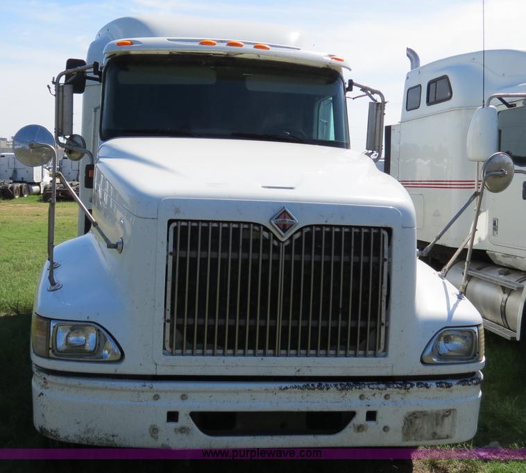 image for item B4513 2006 International 9400i semi truck