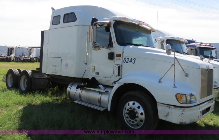 image for item B4513 2006 International 9400i semi truck